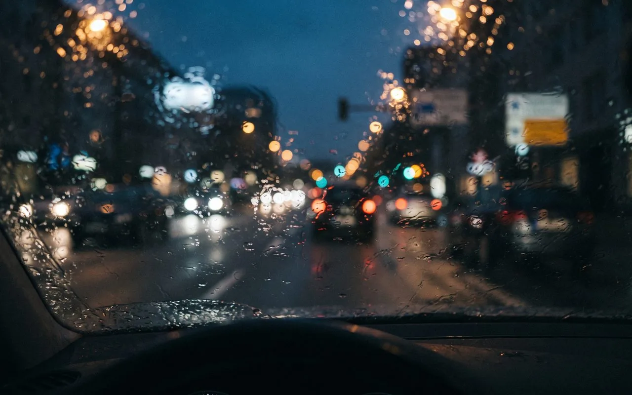 Nächtliche Straße mit Fahrzeugscheinwerfern